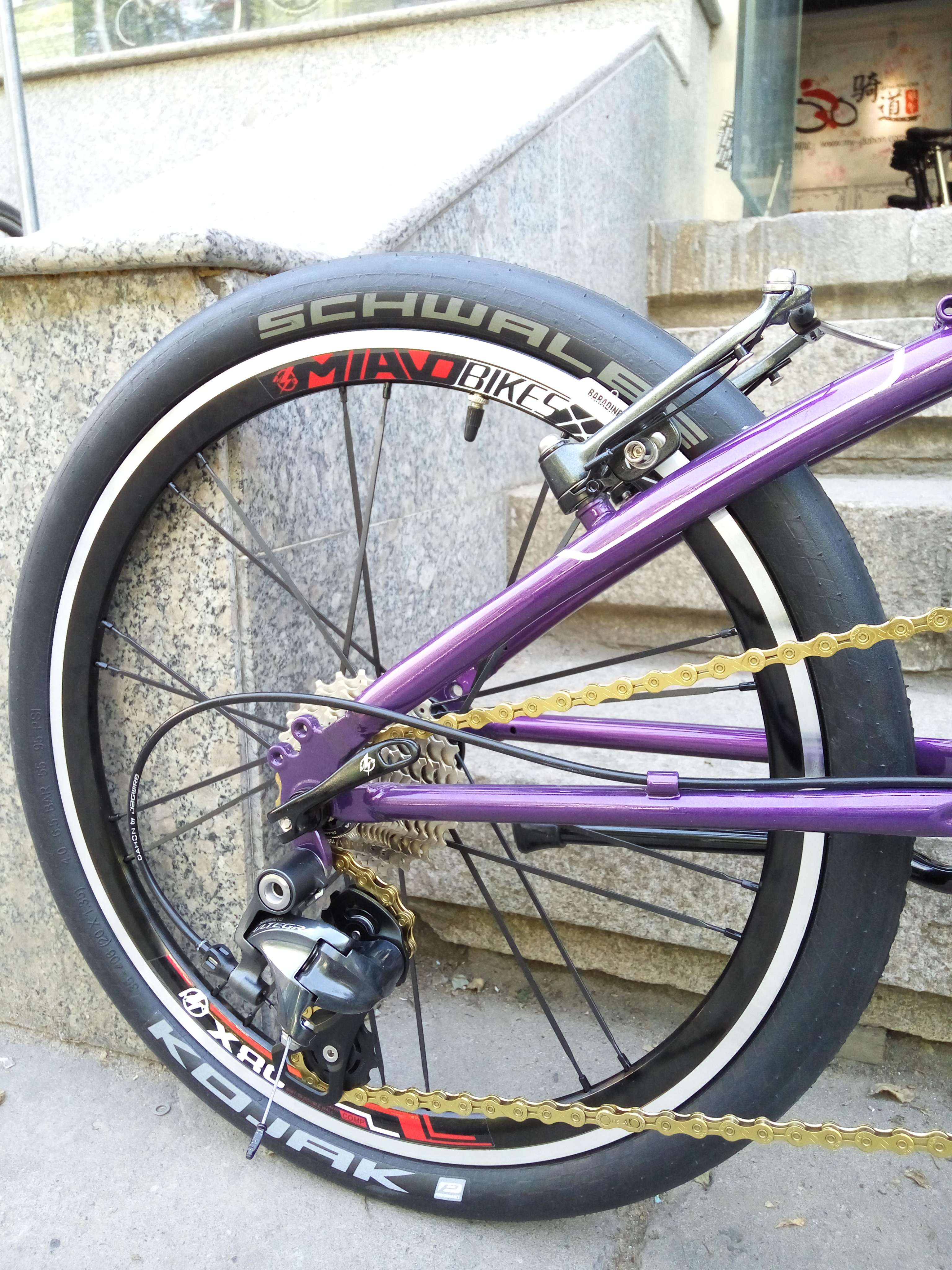 自行车紫色 库存照片. 图片 包括有 脚蹬, 水平, 位子, 空白, 骑自行车的人, 轮子, 没人, 荆棘多 - 11694932