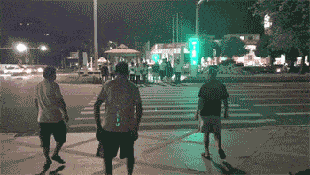 行人过马路.gif
